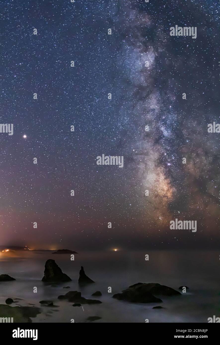 Vertikales Bild - Milchstraße Galaxie leuchtet in den Himmel Über Bandon Beach in Oregon Stockfoto