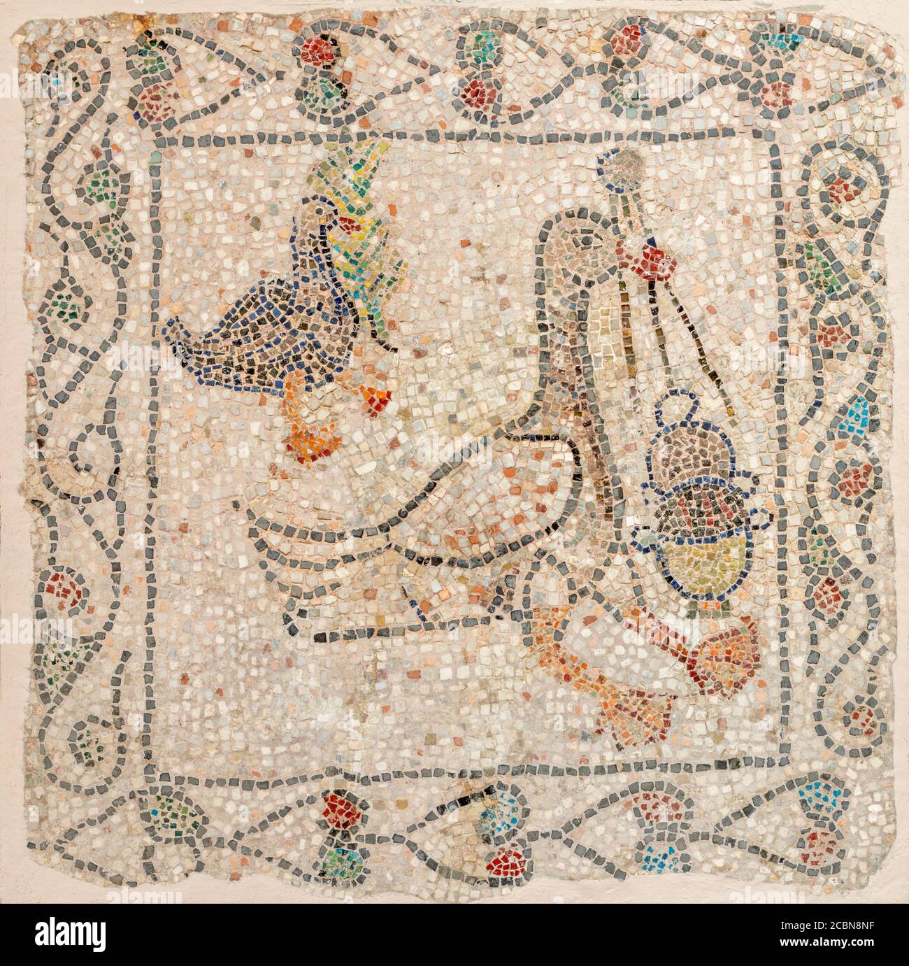 RAVENNA, ITALIEN - 29. JANUAR 2020: Das Detail des frühchristlichen Mosaikpflasters aus dem älteren Gebäude in der Kirche von San Giovanni Evangelista. Stockfoto