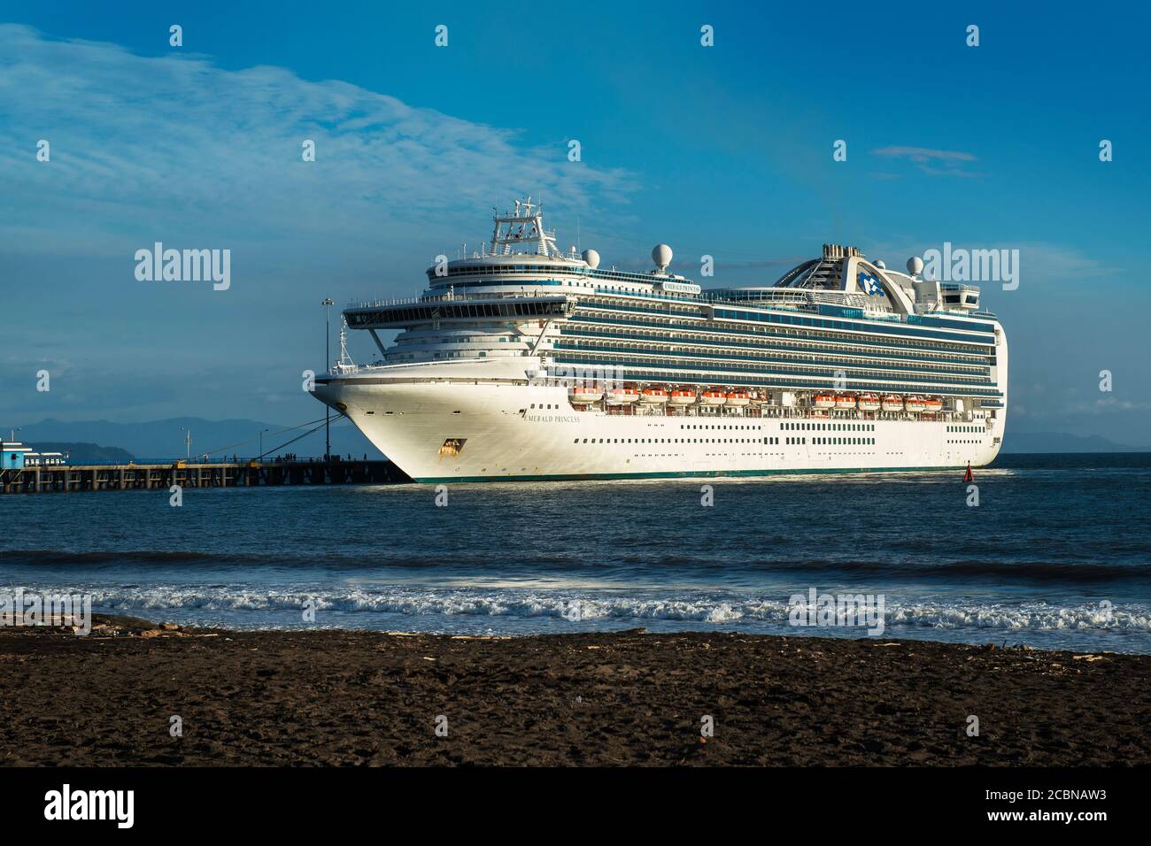 Kreuzfahrtschiffe am Pier in Puntarenas, Costa Rica. Stockfoto