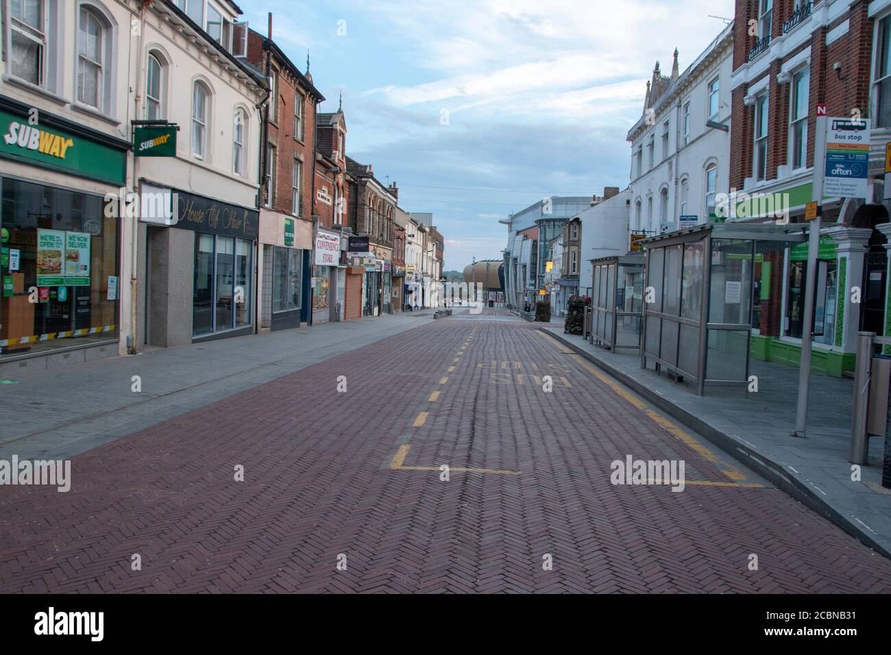 kent-August-2020-England- Blick auf eine leere Straße während der COVID-19 Pandemiesperre Stockfoto