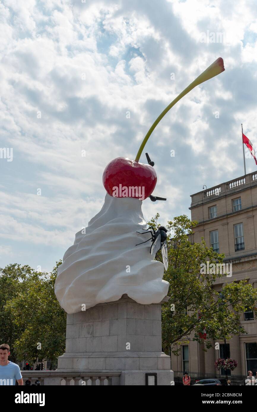 London-August-2020-England- eine Nahaufnahme einer großen Plastikfliege Und Kirsche, die auf einer Eisstatue sitzt Trafalgar Square Stockfoto