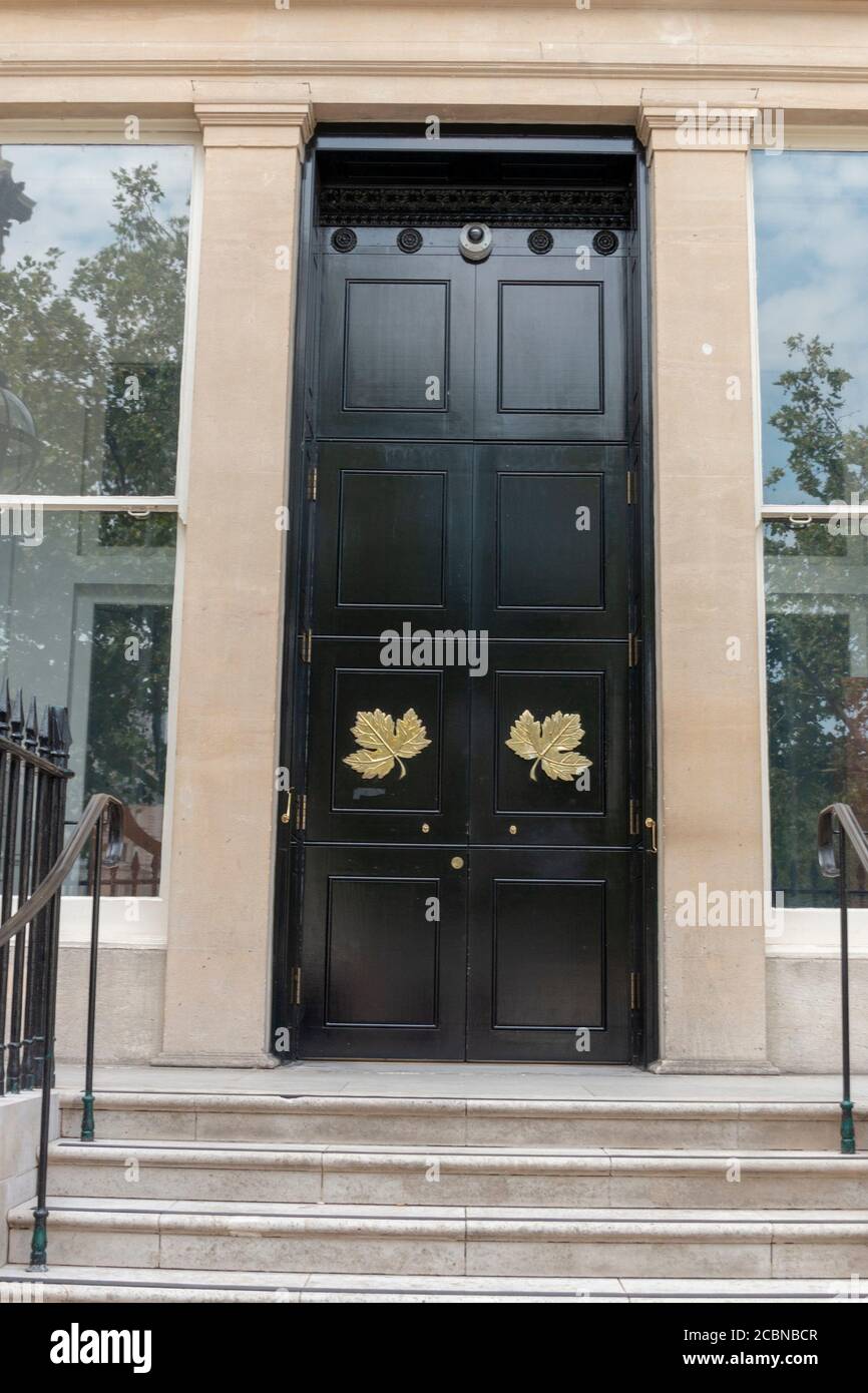 London-August-2020-England- eine Nahaufnahme der Türen oder der Türen der kanadischen Botschaft in london Stockfoto