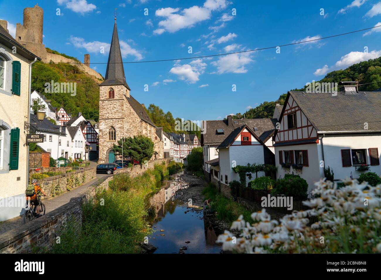 Monreal, idyllisches Fachwerkdorf im Elztal, Ruine der Löwenburg, im Ortsteil Mayen-Koblenz, im Rheinland-Pfalz Stockfoto