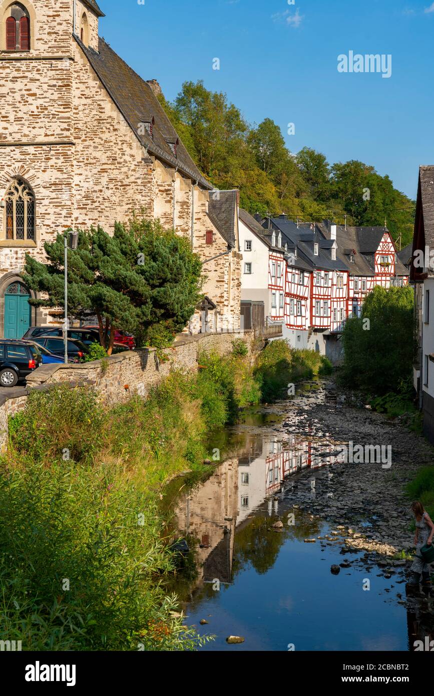 Monreal, idyllisches Fachwerkdorf im Elztal, im Landkreis Mayen-Koblenz in Rheinland-Pfalz, Deutschland, Stockfoto