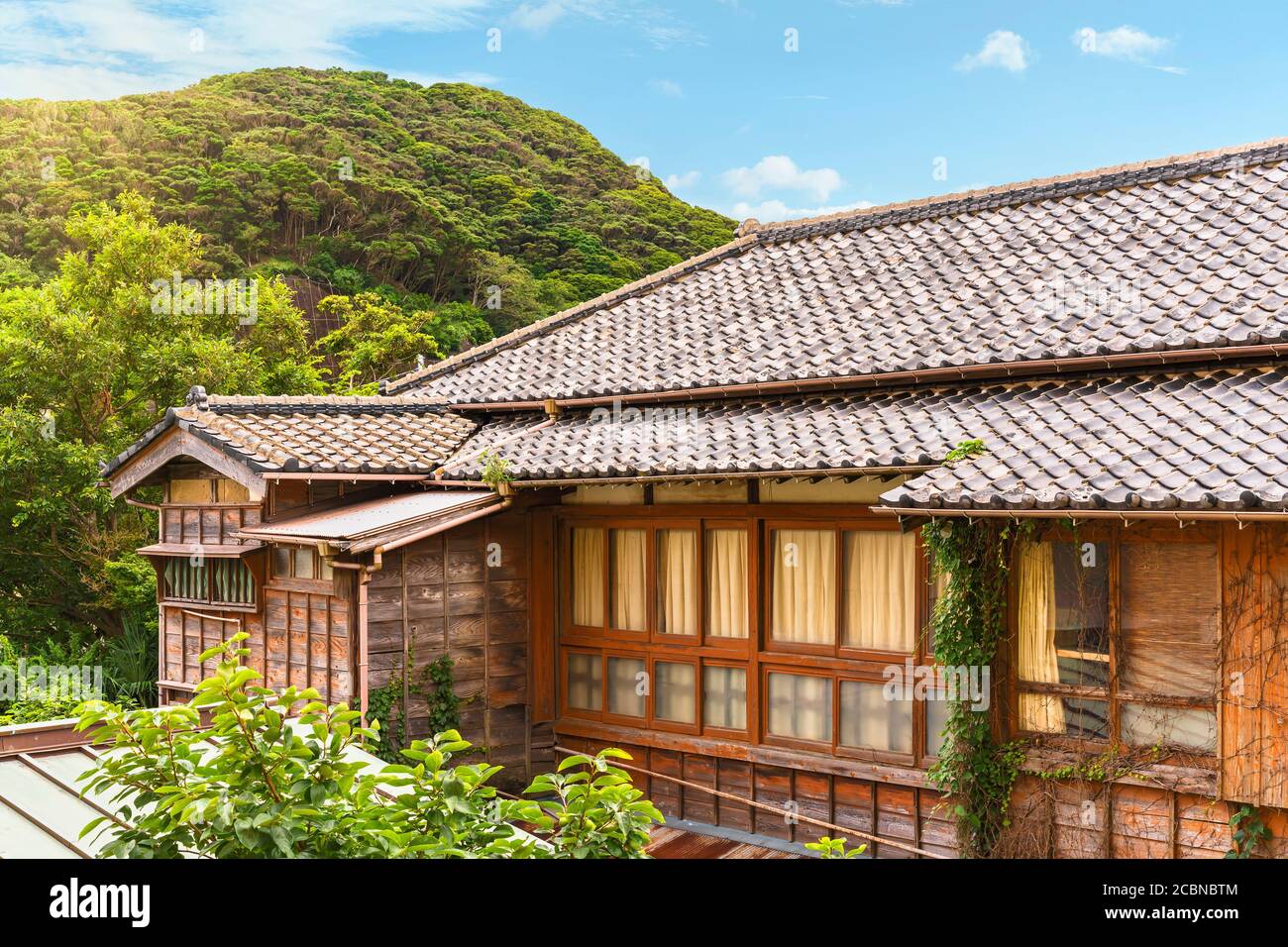 chiba, japan - juli 18 2020: Traditionelles japanisches Yosemunezukuri Hüftdach und Sasarako-Shitami Holzfassade bedeckt mit Kletterpflanzen auf dem Kajiy Stockfoto