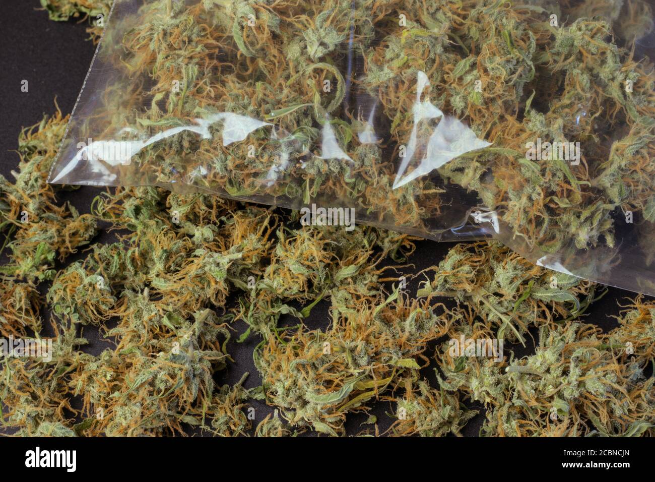 Paket mit Cannabis Knospen auf Marihuana Hintergrund Nahaufnahme, kopieren Raum Stockfoto