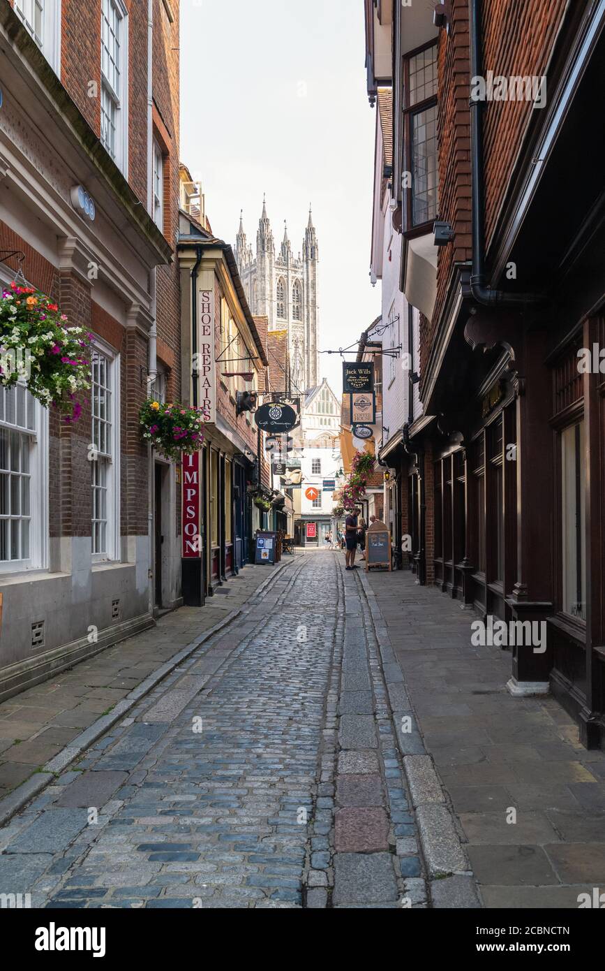 Canterbury, Großbritannien - August 13 2020. Ein Blick entlang der gepflasterten Metzgerei Lane mit Canterbury Kathedrale in der Ferne. Die Kathedrale ist die Mutterkirche von Stockfoto