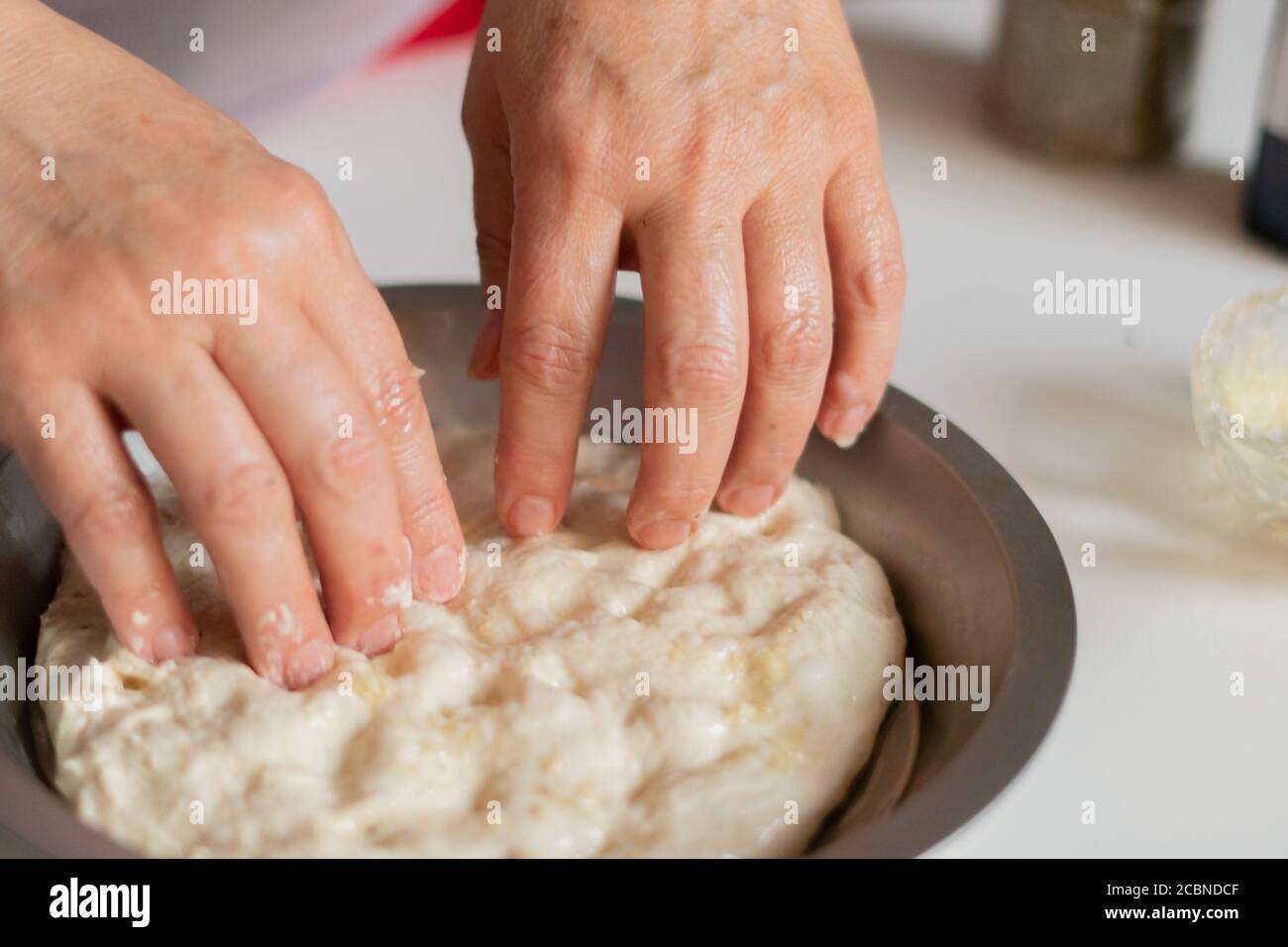 Mädchen Hände Vorbereitung Teig in der Küche close-up Stockfoto