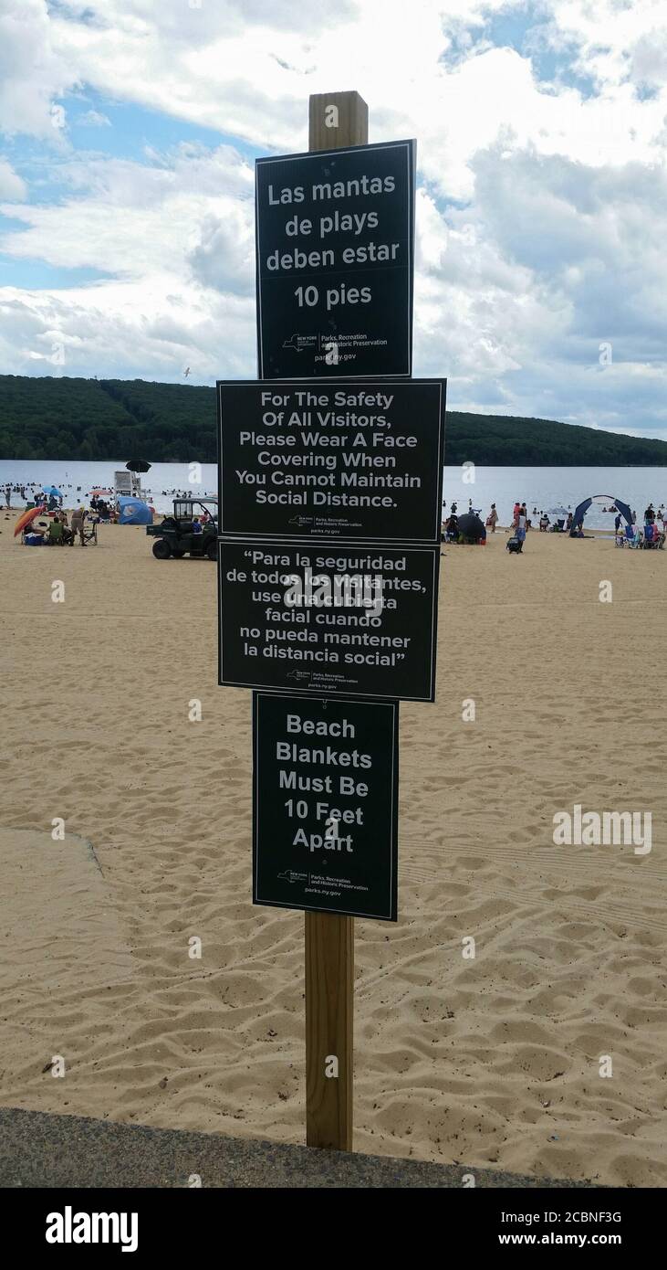 STONY POINT, NY, VEREINIGTE STAATEN - Jul 29, 2020: 07/28/2020: See Welch Beach Schilder mit COVID-19 Social Distancing Rules / Vorsichtsmaßnahmen Posted in Deutsch Stockfoto