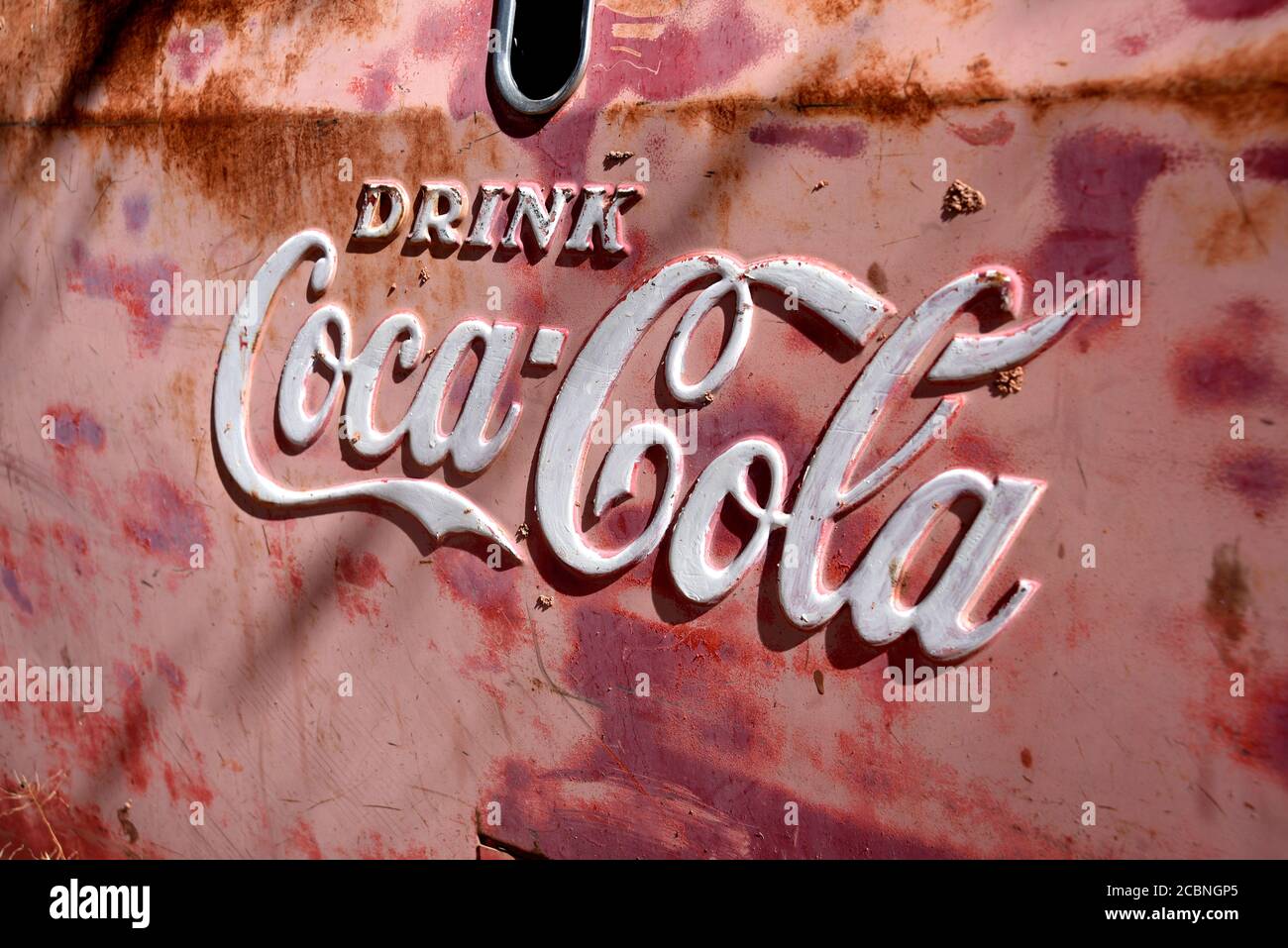 Ein verwitterter Coca-Cola-Automaten in der Wüstenstadt Madrid, New Mexico USA Stockfoto