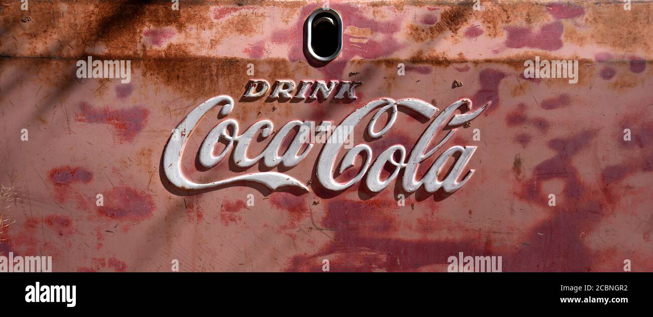 Ein verwitterter Coca-Cola-Automaten in der Wüstenstadt Madrid, New Mexico USA Stockfoto