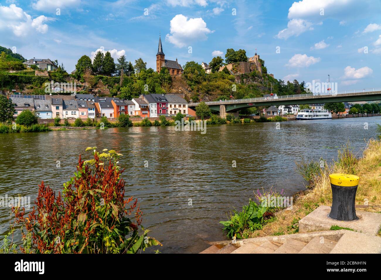 Die Stadt Saarburg, an der Saar, Schloss, evangelische Kirche, alte Stadtbrücke, Ausflugsboot, Rheinland-Pfalz, Deutschland Stockfoto