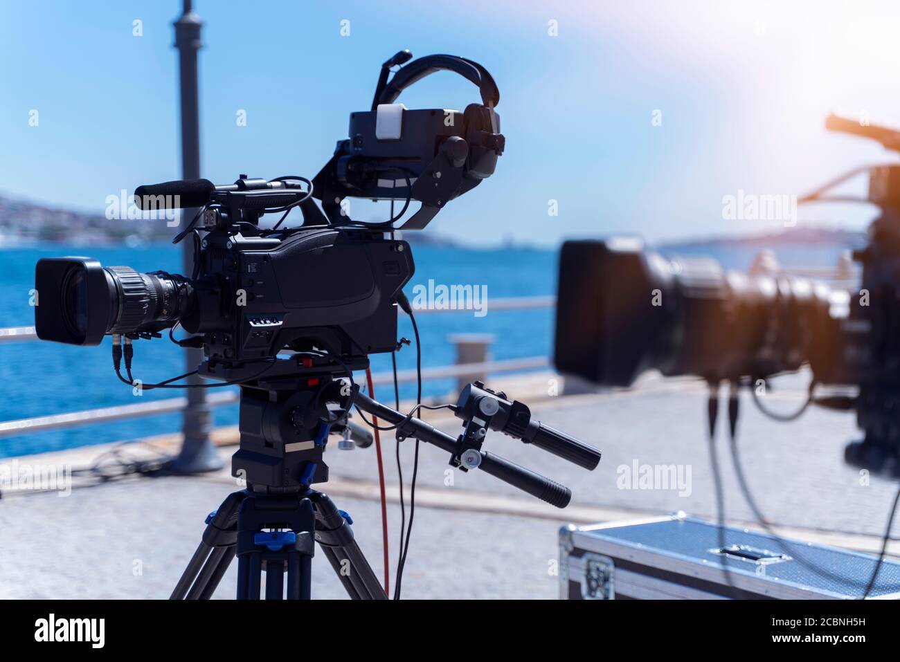 Professionelle digitale Videokameras. Zubehör für 4k-Videokameras. TV-Kamera in einem Konzertbereich. Stockfoto