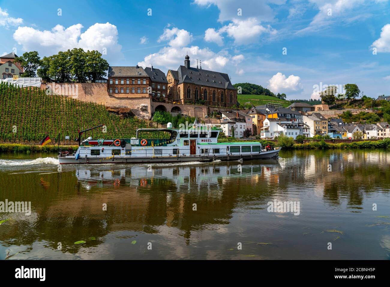 Die Stadt Saarburg, an der Saar, Schloss, evangelische Kirche, alte Stadtbrücke, Ausflugsboot, Rheinland-Pfalz, Deutschland Stockfoto