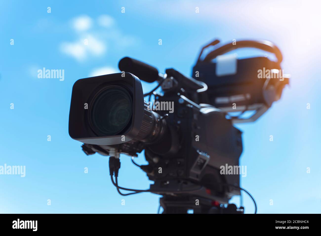 Professionelle digitale Videokamera. Zubehör für 4k-Videokameras. TV-Kamera in einem Konzertbereich. Stockfoto