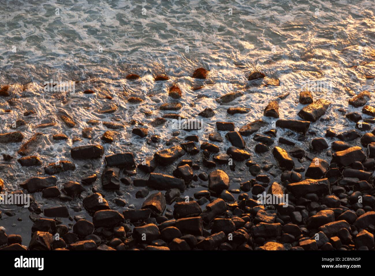 Oceran Wellen brechen auf dem felsigen Strand Stockfoto