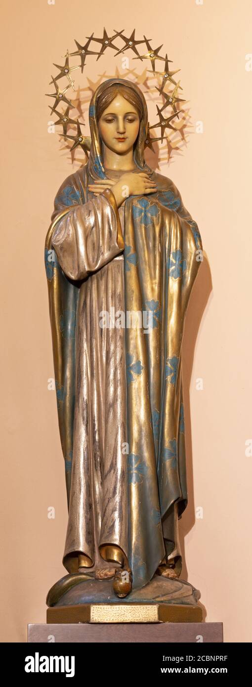 BARCELONA, SPANIEN - 2. MÄRZ 2020: Die geschnitzte polychrome Statue des Herzens von Immacuilate Conception Stockfoto