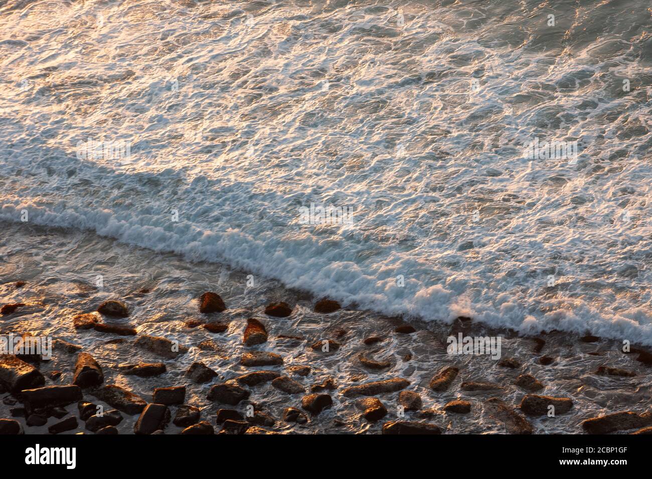 Oceran Wellen brechen auf dem felsigen Strand Stockfoto