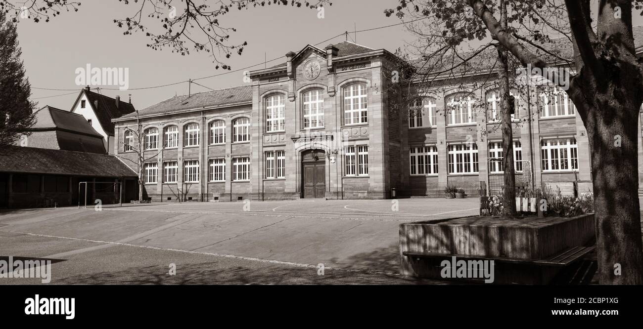 Schwarz-Weiß-Bild Grundschule Du Centre im Zentrum von Selestat, Elsass, Frankreich - leerer Hof während der COVID Coronavirus Pandemie Stockfoto