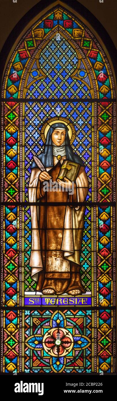 BARCELONA, SPANIEN - 3. MÄRZ 2020: Die St. Therese von Avila auf der Glasmalerei in der Kirche Parroquia de la Mare de Deu de Nuria. Stockfoto