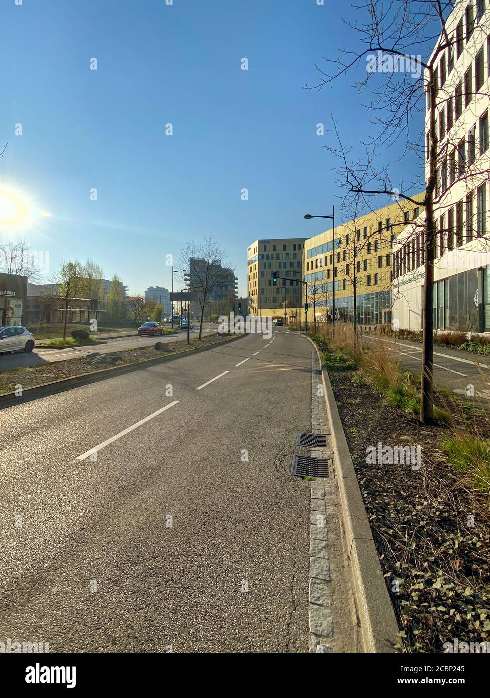 Straßburg, Frankreich - 2. April 2020: Große leere Straße in der Nähe des Rhena-Krankenhauses an der französisch-deutschen Grenze während der allgemeinen Sperrung aufgrund der weltweiten Cornavirus-Covid-19-Pandemie Stockfoto