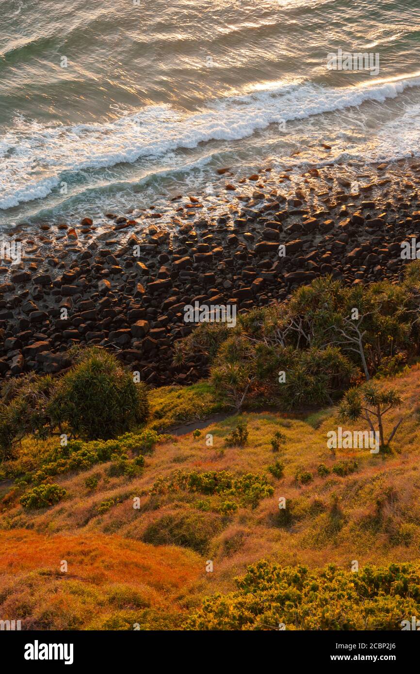 Oceran Wellen brechen auf dem felsigen Strand Stockfoto