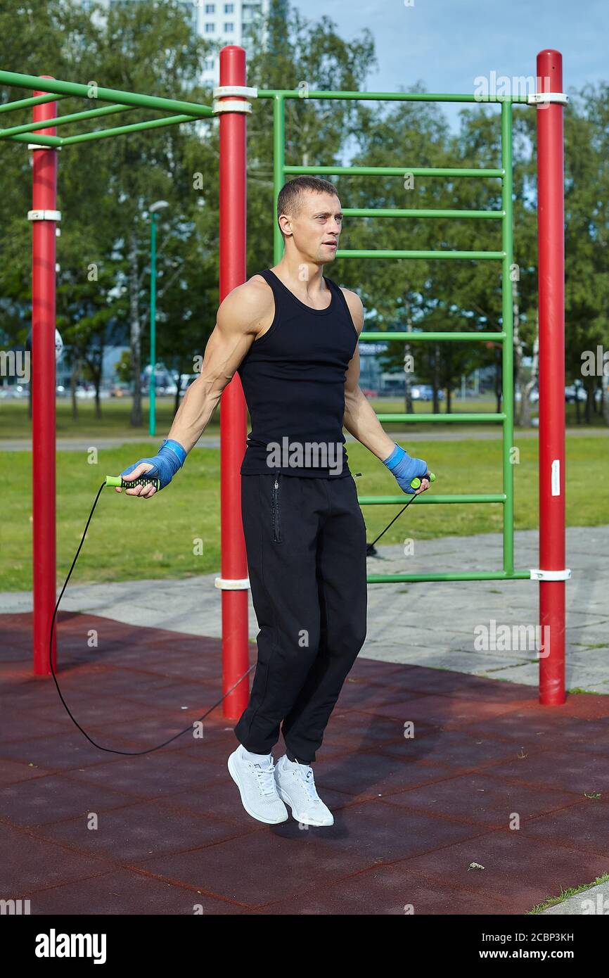 Athletic man trainiert auf dem Sportplatz vor Der See Stockfoto