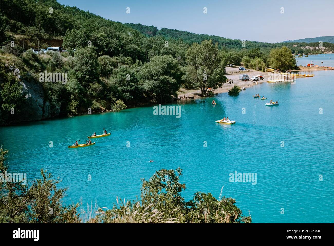 Blick auf die felsigen Felsen der Verdon-Schlucht am See Sainte Croix, Provence, Frankreich, in der Nähe von Moustiers Sainte Marie, Departement Alpes de Haute Provence Stockfoto