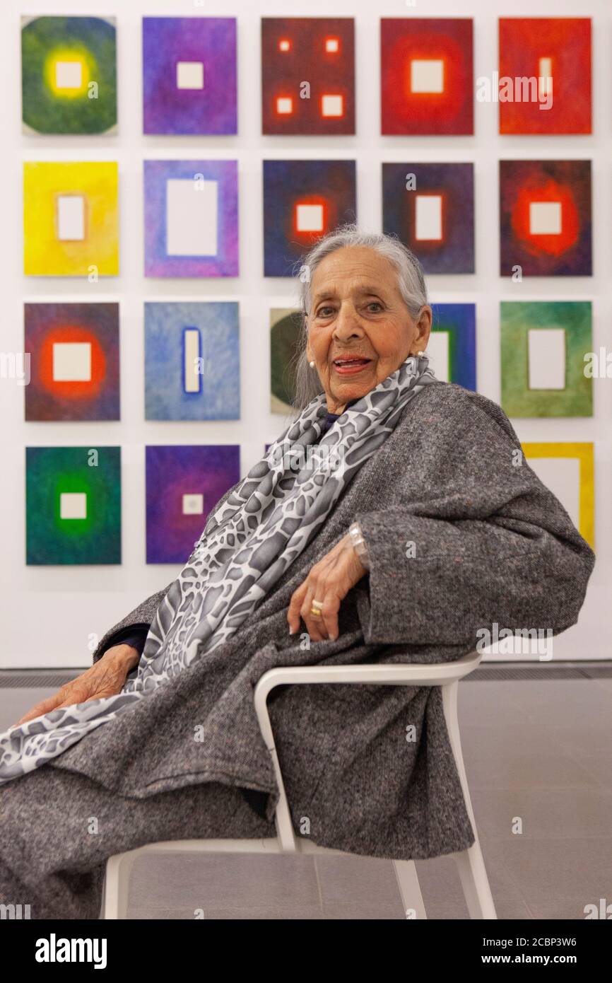 Die in Venezuela geborene Künstlerin Luchita Hurtado ist im Alter von 99 Jahren gestorben. Sie ist hier in der Serpentine Gallery in London zu sehen, als sie 2019 ihre erste internationale Retrospektive ihrer Arbeit abhielt. Anna Watson/Alamy Live News Stockfoto