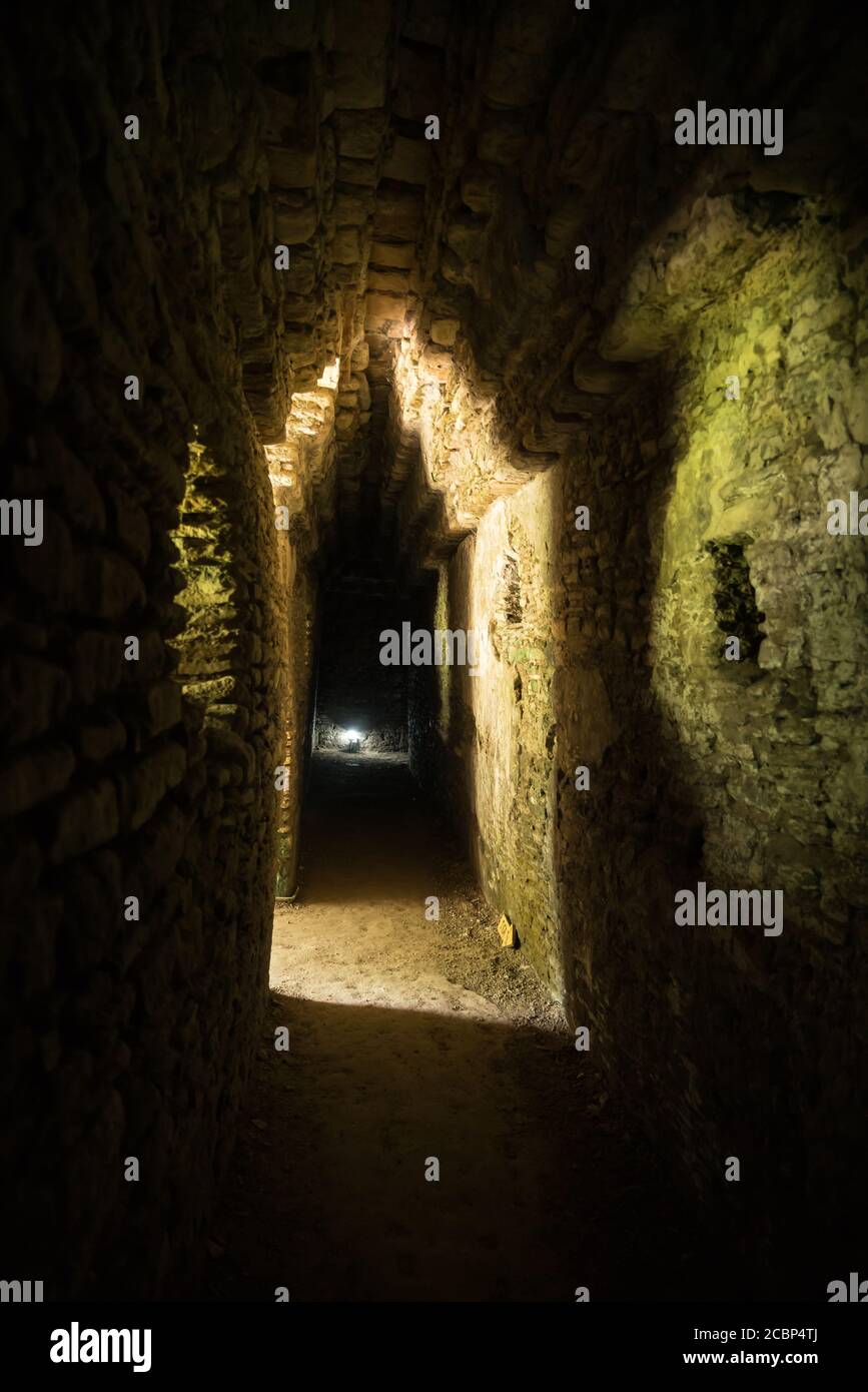 Das dunkle Innere des Palastes der Unterwelt in den Ruinen der Maya-Stadt Tonina, in der Nähe von Ocosingo, Mexiko. Stockfoto