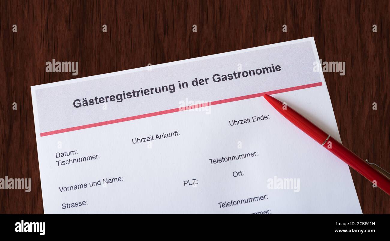 Formular für die Kontaktdaten von Gästen in einem Restaurant in Deutschland während der Corona-Pandemie Stockfoto