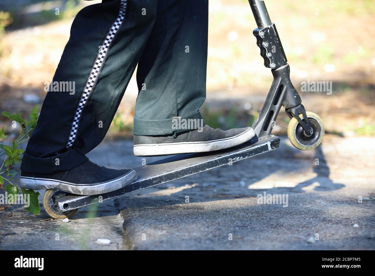 Roller in Aktion, extreme Stunts auf einem Roller, Stunt Roller Stockfoto