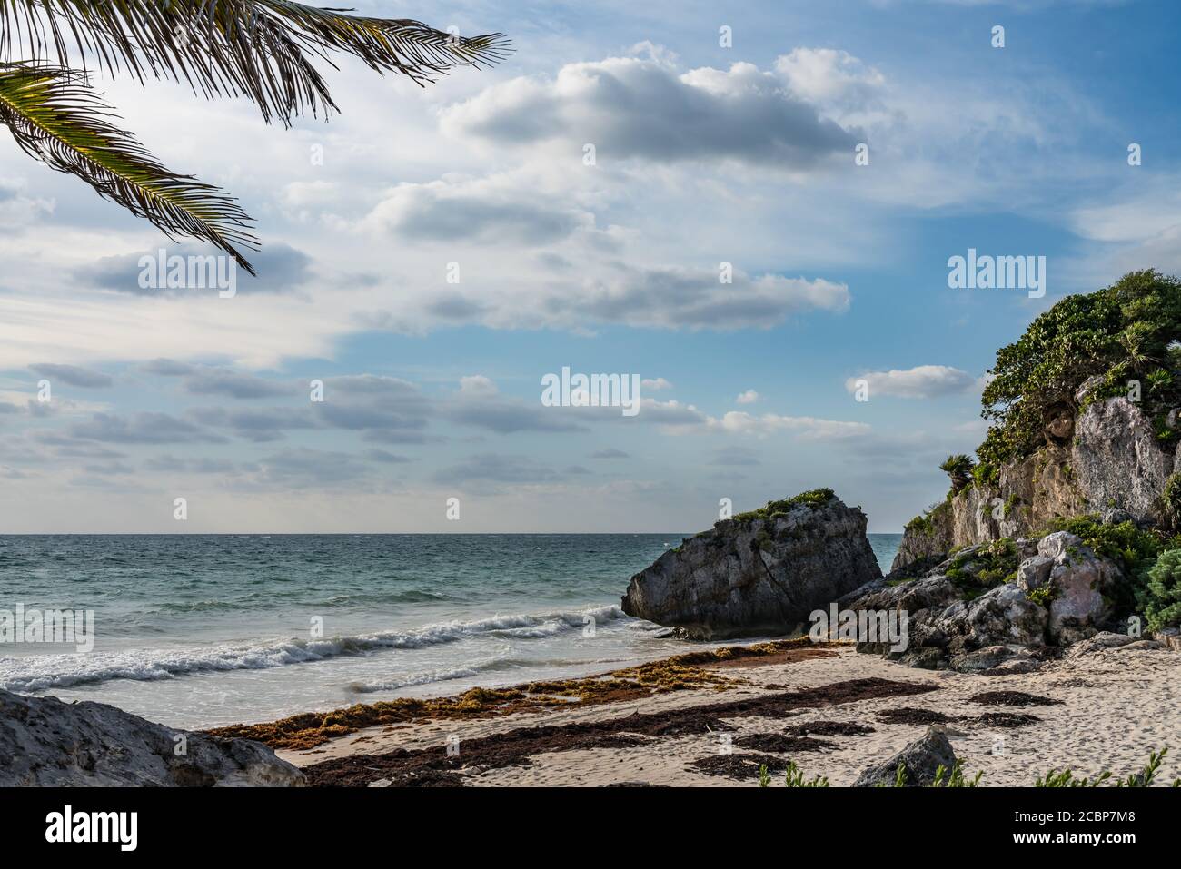 Das Karibische Meer und der Strand unter den Ruinen von Tulum im Tulum National Park, Quintana Roo, Mexiko. Stockfoto