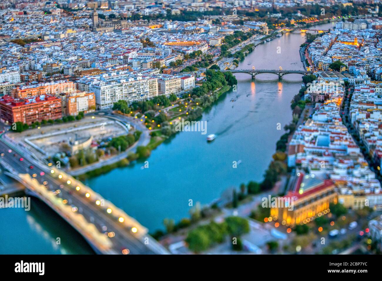 Luftaufnahme der Innenstadt von Sevilla (Spanien). Foto mit einem gekippten Objektiv für eine flachere Schärfentiefe. Stockfoto