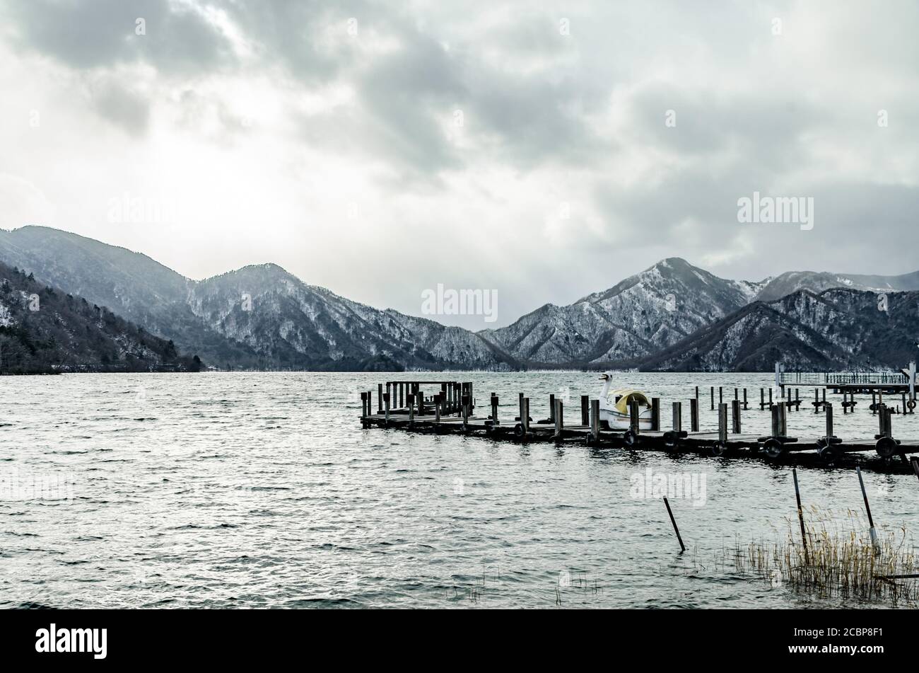 Bergseenlandschaft im Winter. Der See Chūzenji ist ein malerischer See im Nationalpark Nikkō in der Stadt Nikkō, Präfektur Tochigi, Japan. Stockfoto