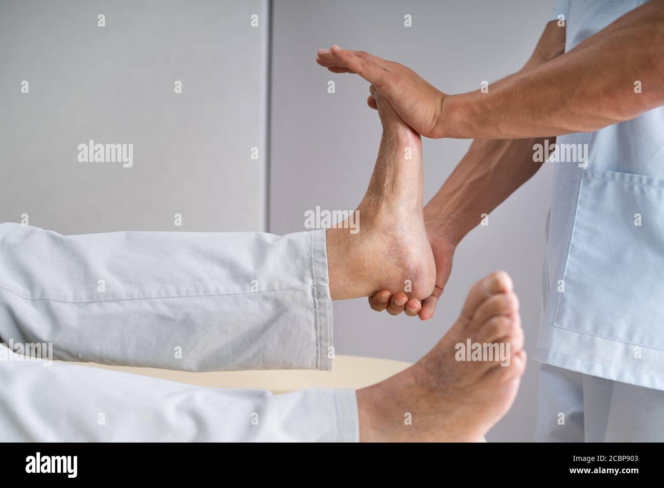 Sprunggelenkverletzung Rehab. Ältere Ältere Füße Rehabilitation Stockfoto