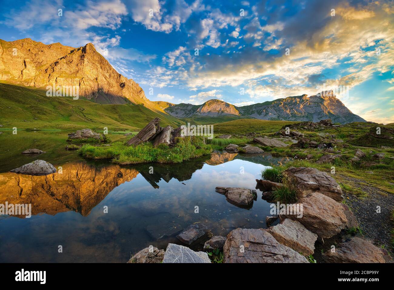 Spiegelung der Berge und Wolken im Blausee bei Sonnenaufgang, Melchsee-Frutt, Kanton Obwalden, Schweiz Stockfoto