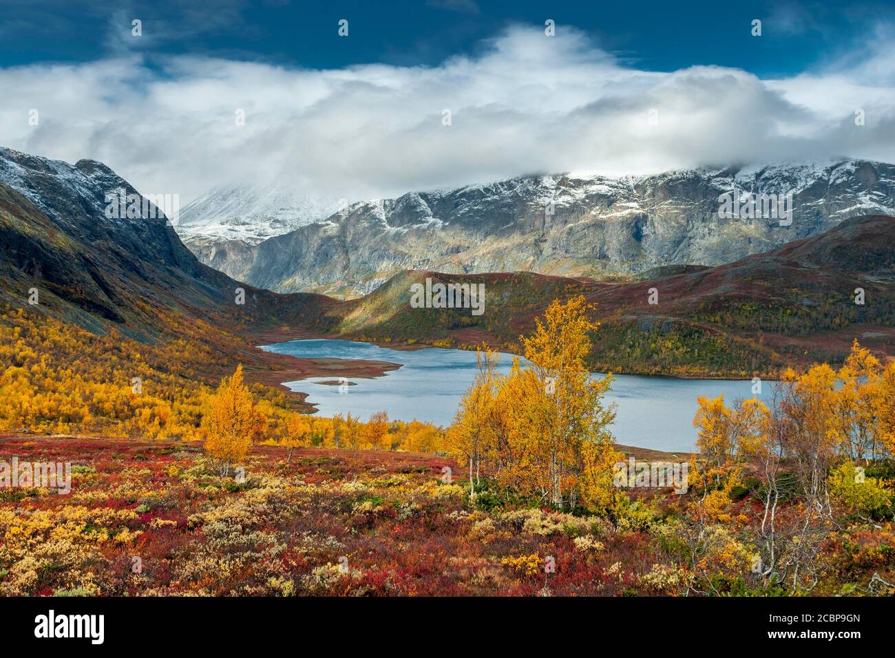 Breites Tal mit See, schneebedeckten Bergen und Fjells mit farbenfroher Vegetation im Herbst, Ruska Aika, Indian Summer, Indian Summer, Indian Summer Stockfoto