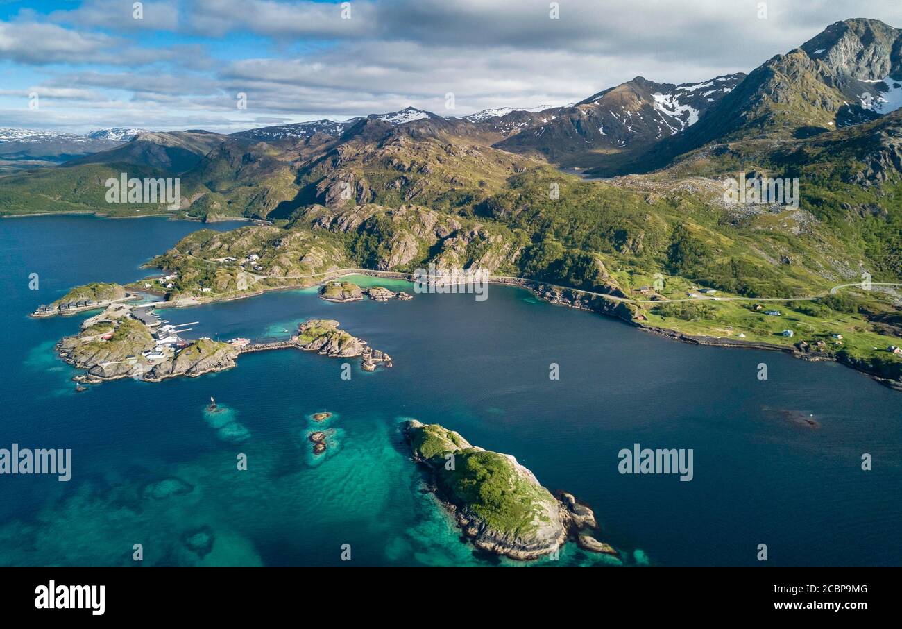 Archipel, kleine Felseninseln aus der Eiszeit im Fjord vor grünen Berghängen bei Hamn, Senja Island, Troms, Norwegen Stockfoto