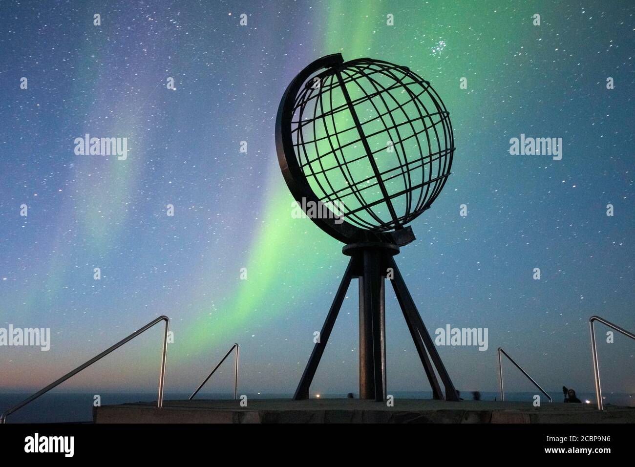 Stahlkugel am Nordkap mit Nordlicht, Finnmark, Norwegen Stockfoto