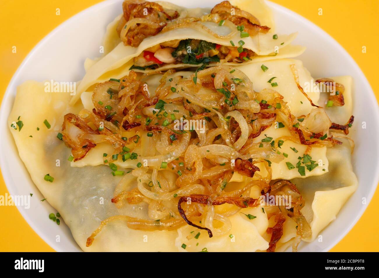 Schwäbische Küche, Maultaschen mit gebratenen Zwiebeln auf Teller, vegetarisch, Deutschland Stockfoto