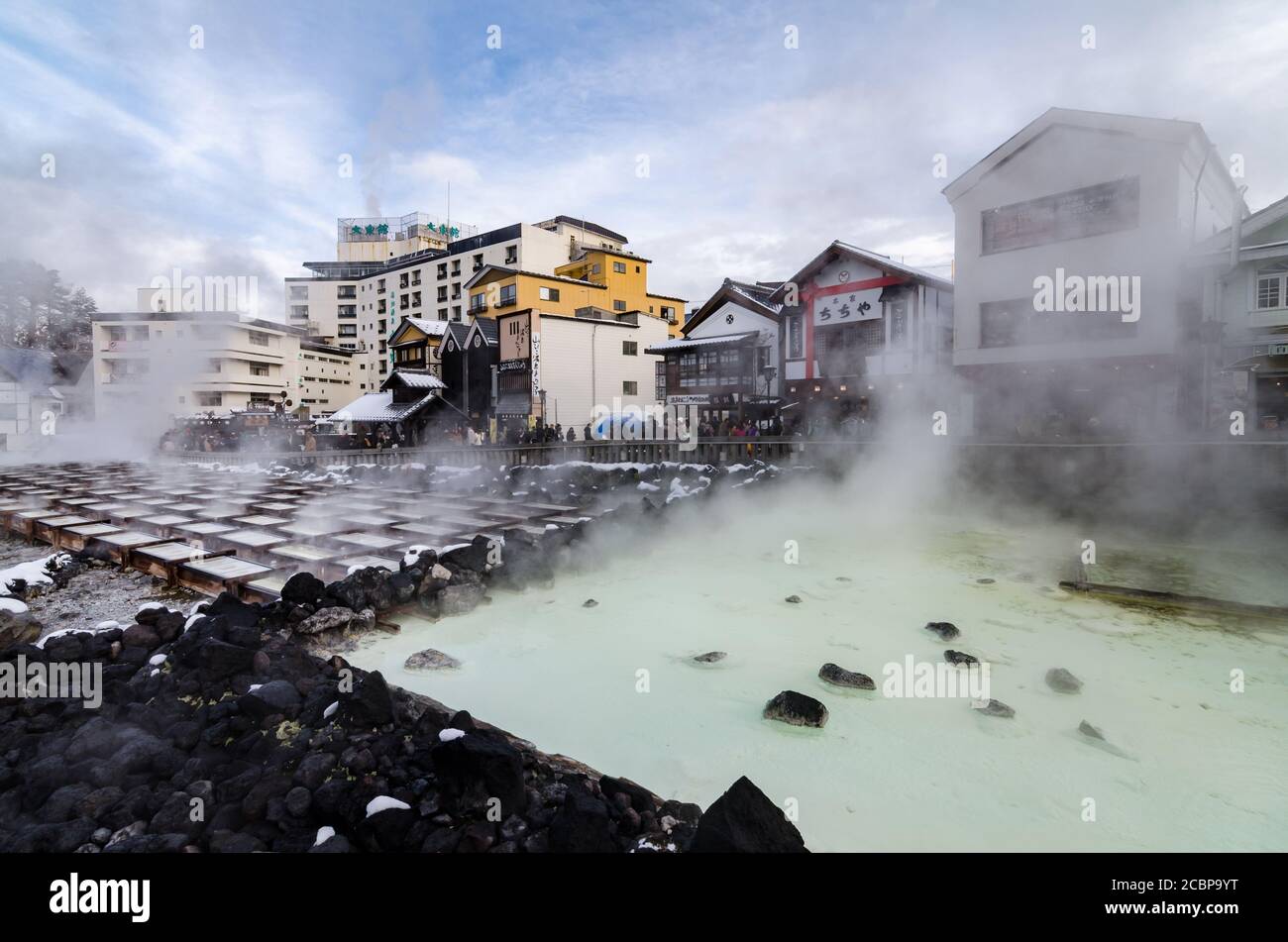 Tagesansicht von Yubatake, einem Hauptsymbol von Kusatsu Onsen, wo heißes Wasser durch Holzkanäle aus Pinienwald strömt. Stockfoto