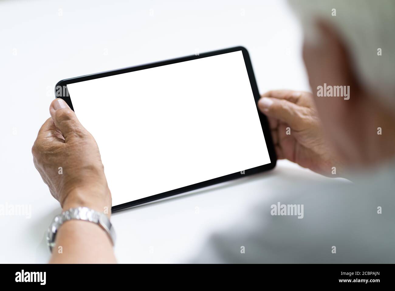 Ältere Senior Hand Mit Tablet-Computer Mit Leerem Bildschirm Stockfoto