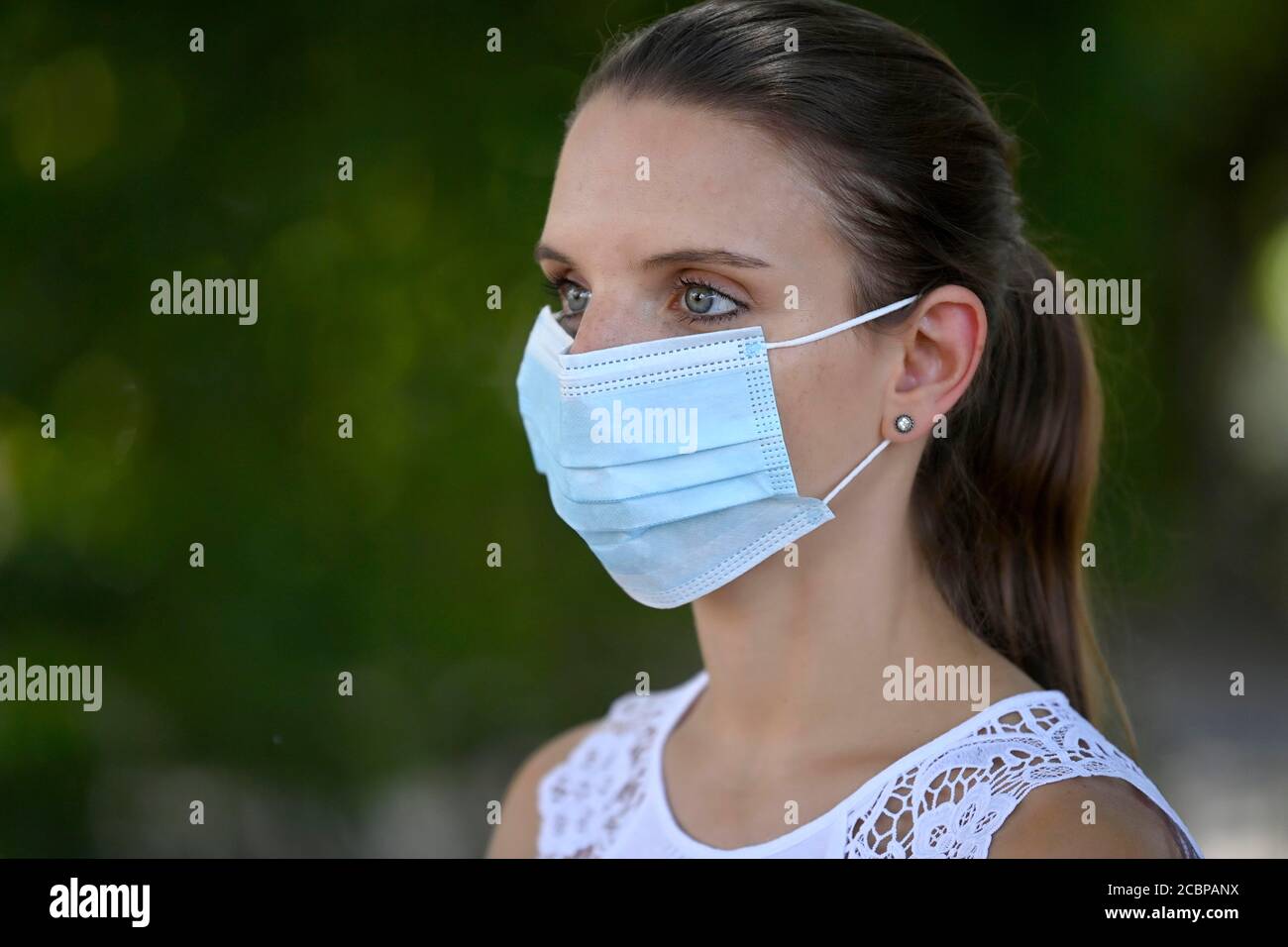 Frau trägt Mundmaske richtig über Nase und Mund, Porträt, Corona Krise, Deutschland Stockfoto