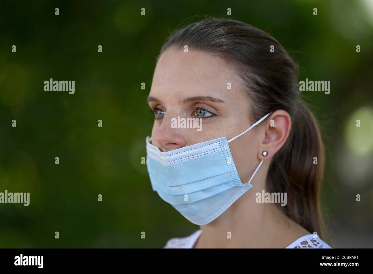 Frau mit Gesichtsmaske unter der Nase, Portrait, Corona Crisis, Deutschland Stockfoto