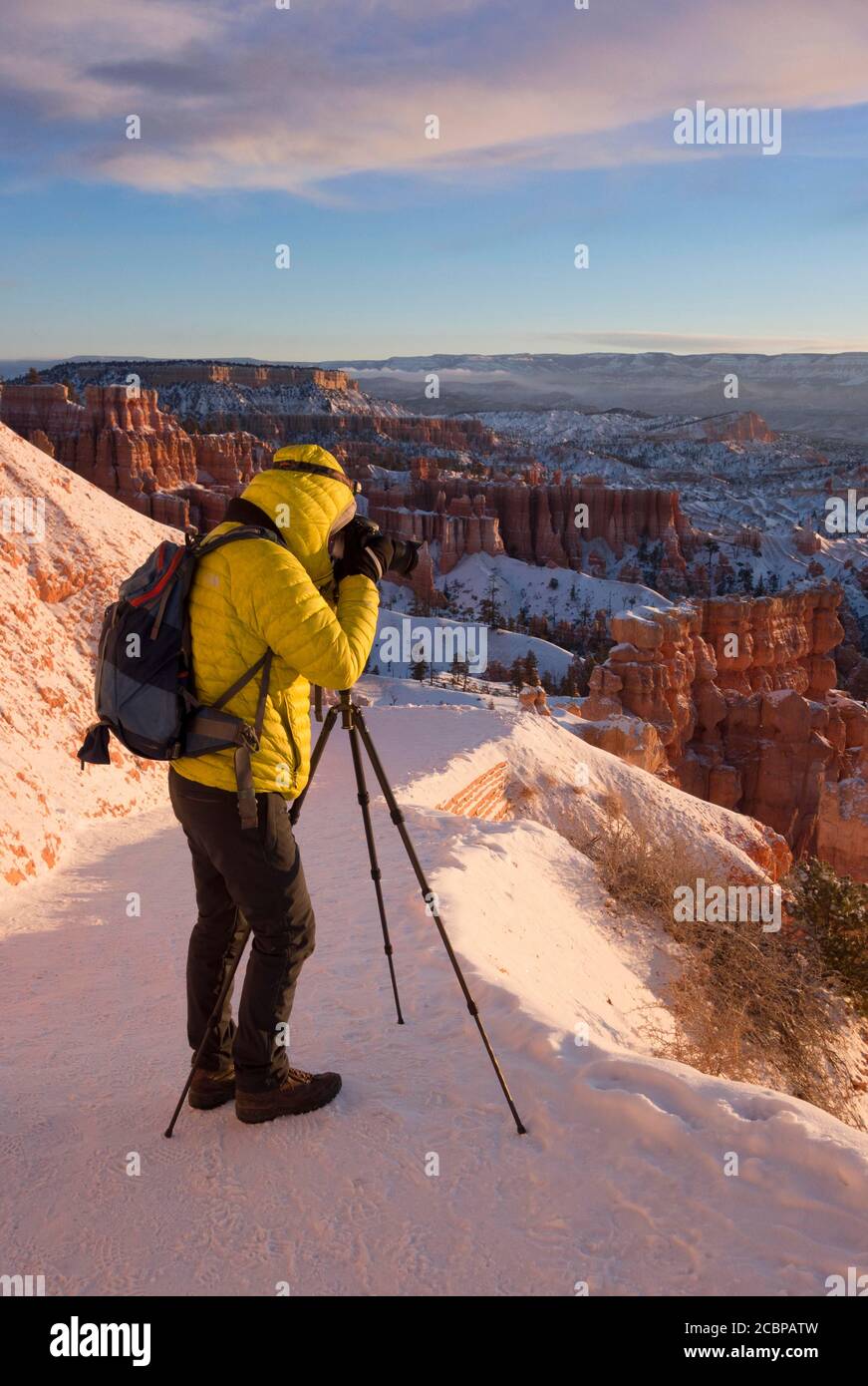 Touristen fotografieren, Felsformation Thors Hammer, Morgenlicht, Sonnenaufgang, bizarre verschneite Felslandschaft mit Hoodoos im Winter, Navajo Loop Trail Stockfoto