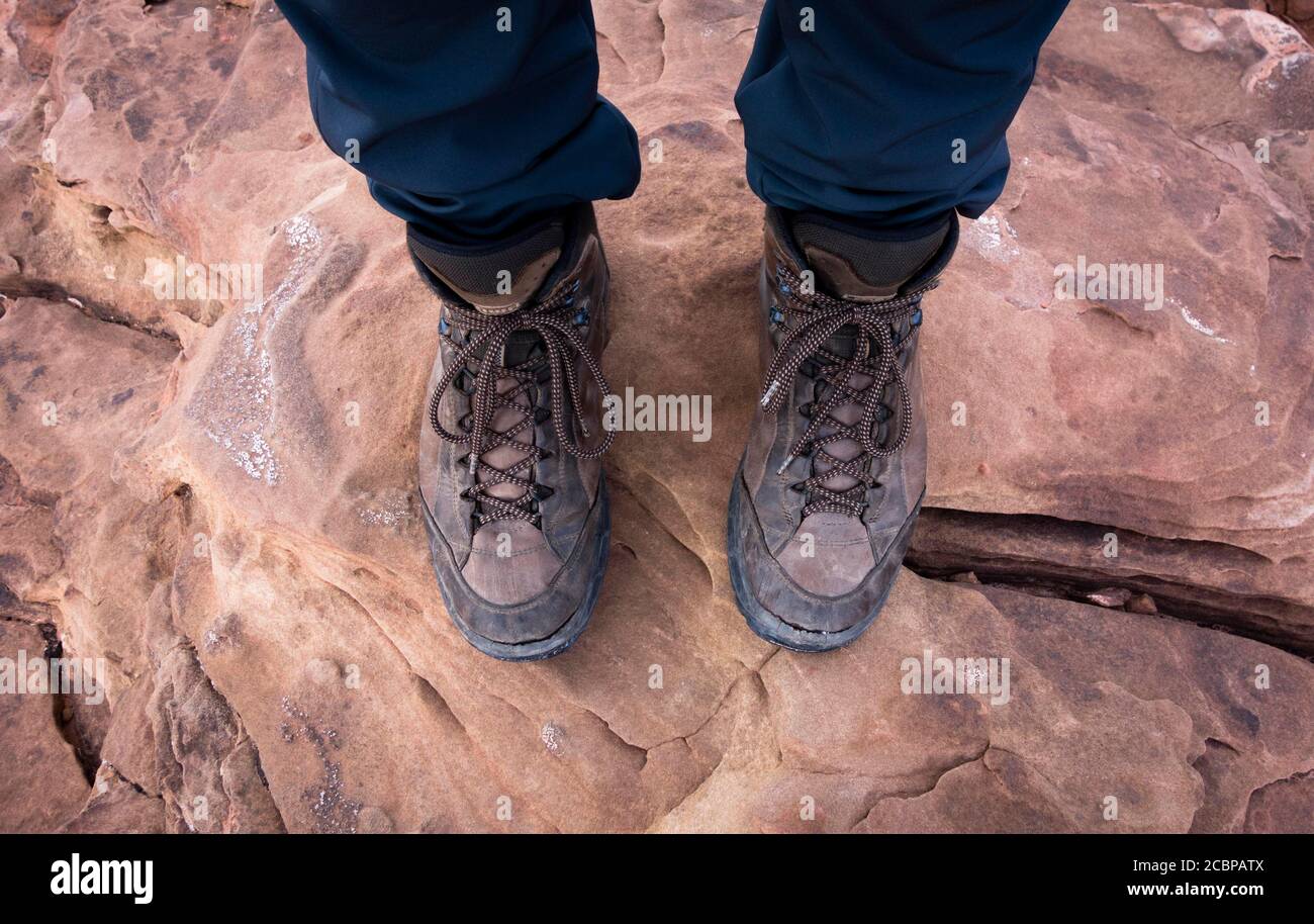 Braune Wanderschuhe auf felsigen Boden, Wanderer, Canyonlands National Park, Utah, USA Stockfoto