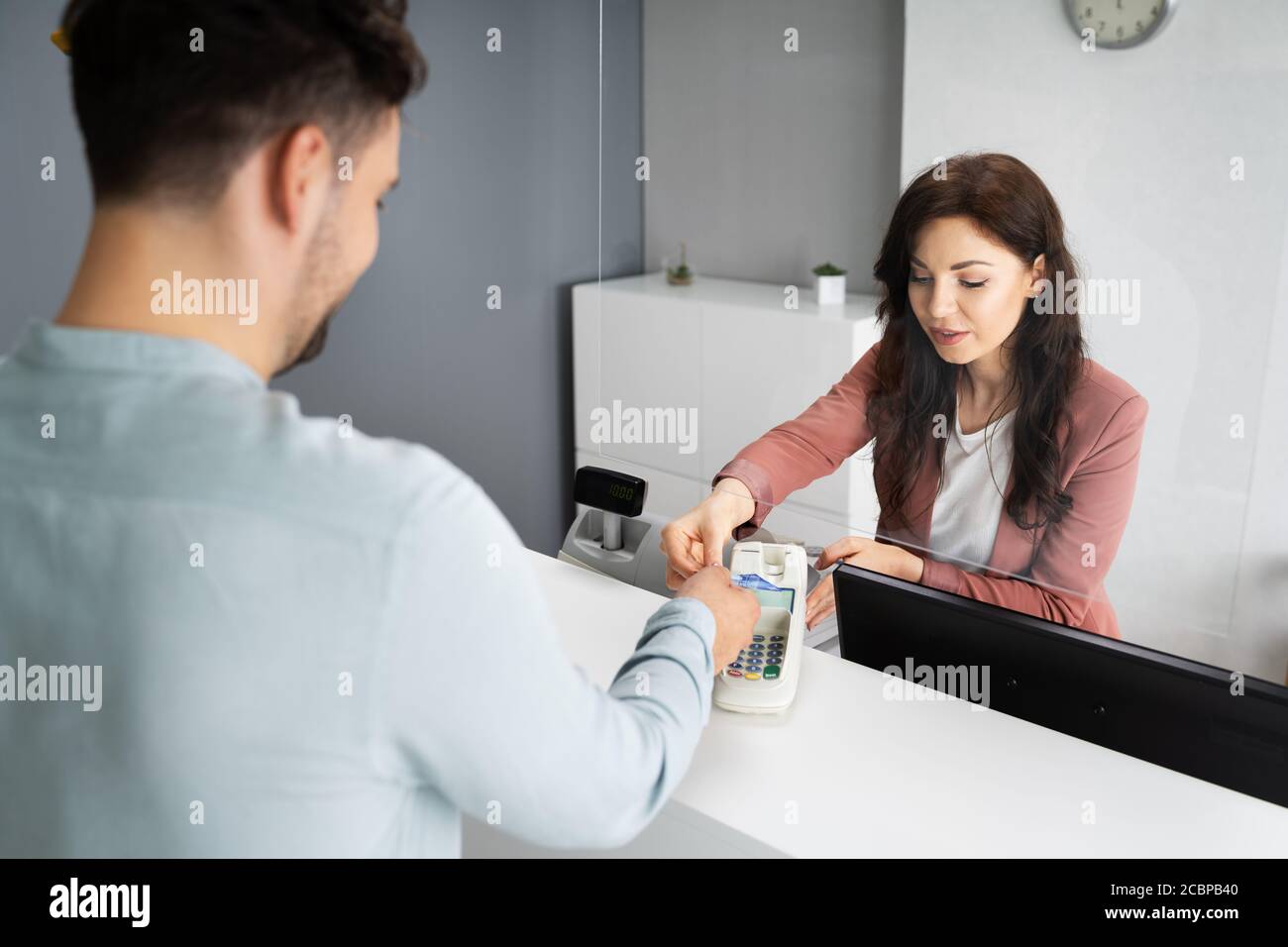 Geschäft Kassiererin Oder Hotelrezeption Frau, Die Kreditkartenzahlung Nimmt Stockfoto