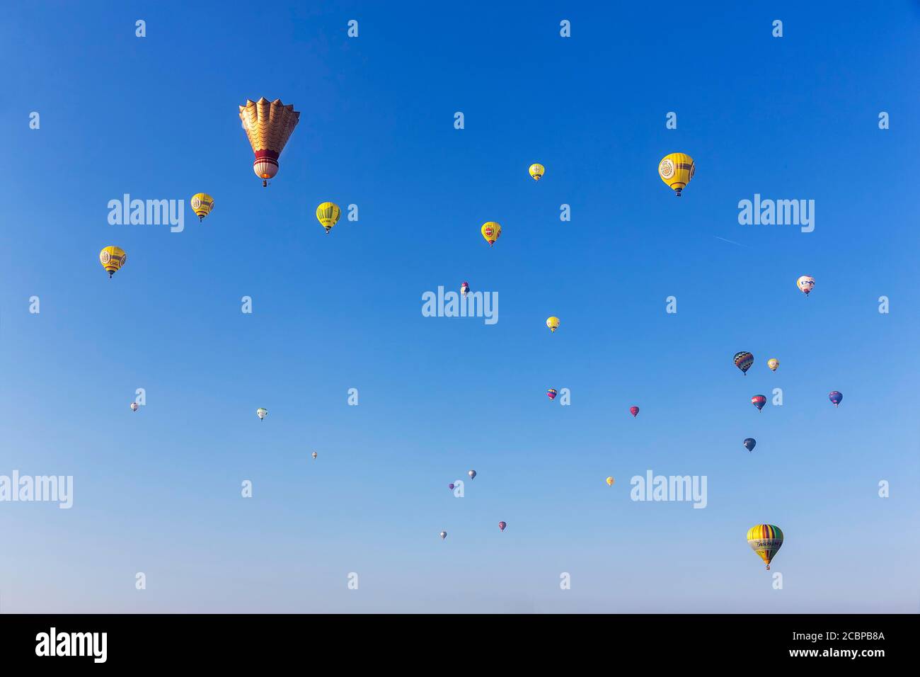 Verschiedene Heißluftballons vor blauem Himmel, Massenstart, Warsteiner International Montgolfiade, Luftaufnahme, Warstein, Sauerland, Nord Stockfoto