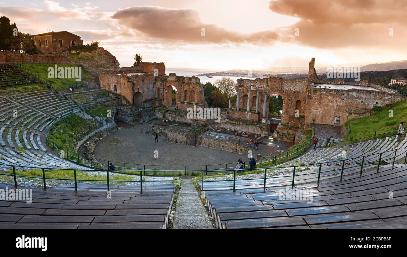 Griechisches Theater, Teatro Greco im Abendlicht, Taormina, Provinz Messina, Sizilien, Italien Stockfoto
